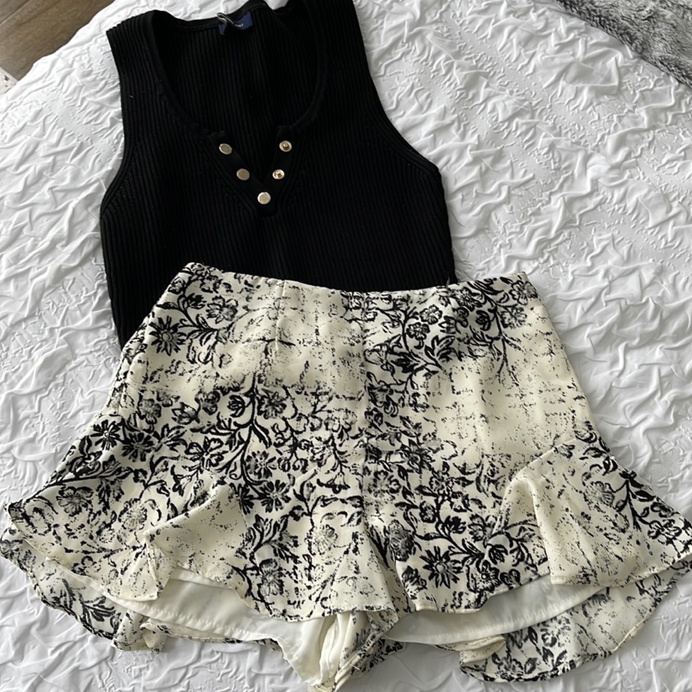 Black & Off White Design Flowy Side Zip Shorts